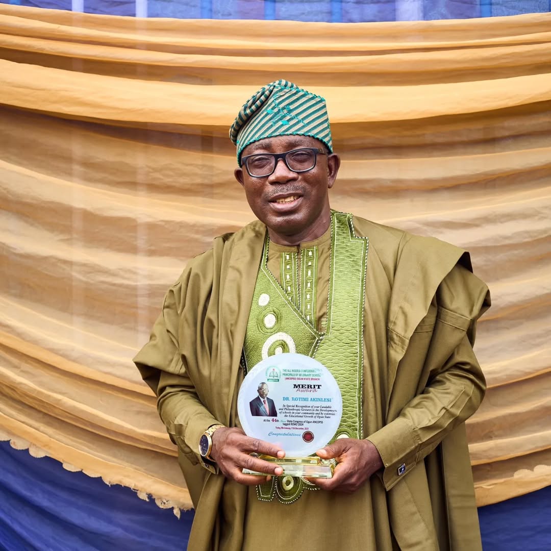 Dr Rotimiolu Akinlesi